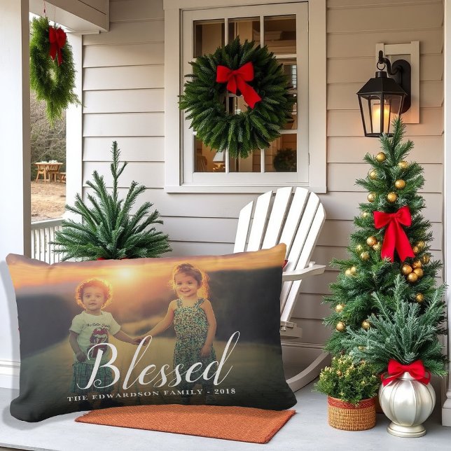 Cojín De Exterior Crear sus propias vacaciones Blessed photo al aire (Create your own holidays Blessed photo outdoor Lumbar Pillow. Pretty pillow to decorate your porch.)