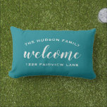 Cojín De Exterior Dirección de la familia personalizada azul Verde a<br><div class="desc">Simplemente elegante almohada lumbar de lanzamiento característica "Bienvenidos" texto de escritura moderno en blanco con texto arqueado personalizado que puede ser personalizado con el monograma de apellido de su familia y la dirección de su calle. Diseño de dos caras en la parte delantera y trasera incluida. El texto blanco y...</div>