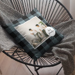Cojín De Exterior El mejor regalo de abuelo con foto de color azul y<br><div class="desc">Este regalo para el abuelo de Blue and Black Plaid es una manera única y atenta de mostrar tu aprecio y amor por tu abuelo. El marco está hecho de una tela de manta azul y negra de alta calidad que le da un ambiente rústico y encantador. Las palabras "Mejor...</div>