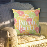 Cojín De Exterior Fiesta de Porch de Citrus Slices<br><div class="desc">Las elegantes almohadas de tela al aire libre cuentan con el nombre de su familia y las palabras "Fiesta Porch" en un fondo de rodajas de naranja,  limón,  lima y pomelo. Diversión para los acentos decorativos de verano. COINCIDIENDO con los artículos de nuestra tienda.</div>