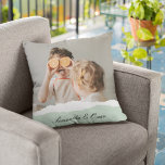 Cojín De Exterior Foto familiar moderna y regalo personalizado de fá<br><div class="desc">Presentamos la foto familiar moderna y el regalo personalizado de la Casa de la Moneda! Este regalo único y reflexivo está diseñado para celebrar y apreciar los momentos especiales de su familia. Dé el regalo de recuerdos preciados y dulzura personalizada con el regalo de la Fábrica de la Moneda de...</div>