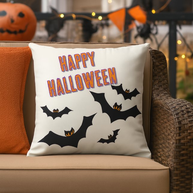 Cojín De Exterior Halloween Bats Porch / Patio (The outdoor pillow features a bold “Happy Halloween” design with jagged-winged bats )