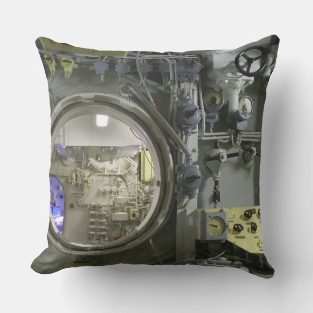 Cojín De Exterior hatch on an old retro submarine (Anverso)