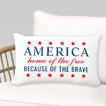 Cojín De Exterior Hogar de los libres debido a los valientes Estados<br><div class="desc">El diseño de almohadas de tipografía patriótica incluye la cita "América: Hogar de los libres,  por los valientes" con acentos estelares y rayas horizontales en el reverso. Colores rojo,  blanco y azul marino.</div>