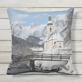 Cojín De Exterior Iglesia en la nieve con los Alpes en invierno