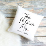 Cojín De Exterior La futura señora y su nombre | Regalo moderno de b<br><div class="desc">Presentamos "The Future Mrs. and Your Name" (La futura señora y su nombre) Un juego de regalos de belleza modernos de Zazzle. Celebra la alegre ocasión de la futura señora con un regalo de belleza moderno de Zazzle que combina lujo, personalización y estilo. Este exclusivo juego de regalos está diseñado...</div>