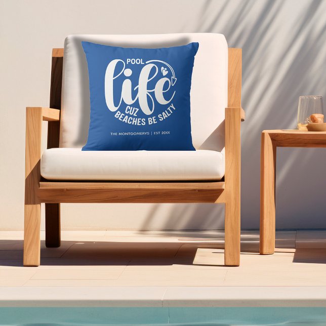 Cojín De Exterior La vida de la piscina es mejor (Personalized outdoor pillow with "Pool life cuz beaches be salty")