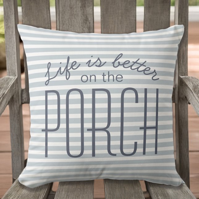 Cojín De Exterior La vida es mejor Porch Stylish Blue Stripes (Life is Better on the Porch Blue & White Striped Outdoor Pillow)