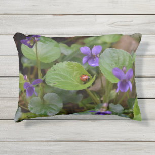 Cojín De Exterior Ladybug sobre las dulces flores violetas