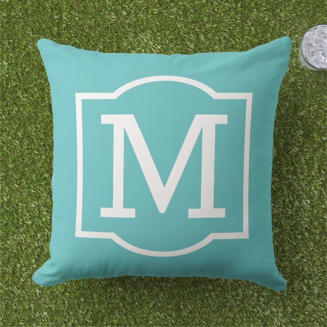 Cojín De Exterior Letra clásica Personalizado azul turquesa monogram (Césped)