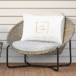 Cojín De Exterior Logo de la empresa comercial blanco dorado elegant<br><div class="desc">Un elegante fondo blanco y transparente. Personalice y agregue su negocio,  el logotipo de la empresa y un texto. Cartas doradas. Si desea la almohada sin texto,  utilice su tecla de retroceso para eliminarla. Puede agregar el color de su marca como color de fondo.</div>
