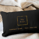 Cojín De Exterior Logotipo de negocio oro negro<br><div class="desc">Un elegante fondo negro clásico. Personalice y agregue su negocio, el logotipo de la empresa y un texto. Cartas doradas. Si desea la almohada sin texto, utilice su tecla de retroceso para eliminarla. Esta almohada también está disponible en nuestra tienda con texto en blanco. Vea debajo de la imagen del...</div>