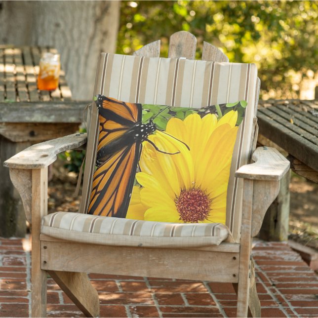 Cojín De Exterior Mariposa monarca en flor de caléndula (Silla)