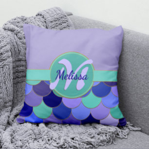 Cojín De Exterior Mermaid Scales Lavender y Aqua Monograma Verde azu