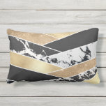 Cojín De Exterior Moderno Oro Negro Purpurina Blanco Marble Geométri<br><div class="desc">Este diseño moderno y de moda es una infusión glamurosa de elegancia y clase. Cuenta con una sucesión de purpurinas dorados finos, de color negro, Relieve metalizado dorado, mármol blanco y bloques geométricos de mármol negro. Su distribución, en un desordenado patrón de chevron, se combina con colores y patrones contrastantes,...</div>