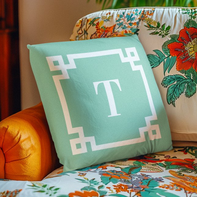 Cojín De Exterior Monograma claro de la llave griega Verde azulada y (Light Teal and White Greek Key Border Monogram Outdoor Pillow)