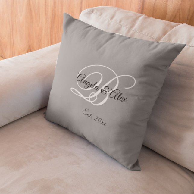 Cojín De Exterior Monograma de aniversario de boda elegante gris (Gray Fancy Wedding Anniversary Monogram Outdoor Pillow)