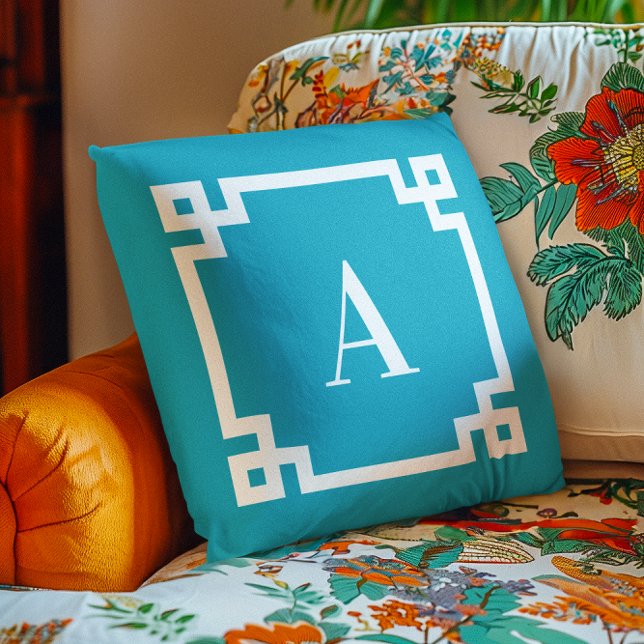 Cojín De Exterior Monograma de borde de clave griega azul y blanco (Azure and White Greek Key Border Monogram Outdoor Pillow)
