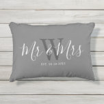 Cojín De Exterior Monograma De Escritura Blanca Gray<br><div class="desc">Sorprende a una pareja con este monograma al aire libre monocromo de escritura blanca de gris. Es moderno y está diseñado en ambos lados con un fondo gris. El centro tiene una gran letra en forma de monograma gris oscuro y el texto es "mr y mrs" en letras de escritura...</div>