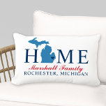 Cojín De Exterior Monograma de la familia Michigan Home Red and Blue<br><div class="desc">Elegante almohada de bienvenida con texto "Hogar" con el mapa del estado de Michigan y texto personalizado que puede ser personalizado con el nombre de su familia y la ciudad, donde usted vive. El marcador de la ciudad del corazón azul marino se puede trasladar a la ubicación apropiada a través...</div>