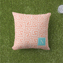 Cojín De Exterior Monograma de Llave Griega Preppy – Coral y Turques