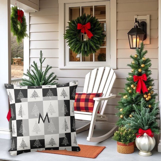 Cojín De Exterior Monograma rústico moderno de pinos negros y blanco (Modern rustic pine trees black and white monogrammed Christmas outdoor pillow.)