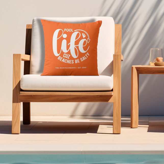 Cojín De Exterior Naranja de vida de grupo (Personalized "Pool life cuz beaches be salty" graphic on orange outdoor pillow)