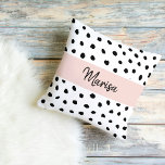 Cojín De Exterior Nombre moderno del monograma | Puntos rosados y ne<br><div class="desc">Nombre moderno del monograma | Puntos rosados y negros pasteles</div>