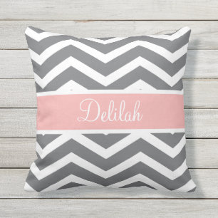 Cojín De Exterior Nombre personalizado Chevron Gray Peach