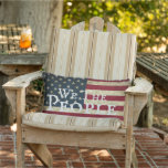 Cojín De Exterior Nosotros El Pueblo Bandera Americana Grunge<br><div class="desc">Almohada lumbar de bandera americana con estilo grunge vintage que dice: Nosotros El Pueblo... para interiores y exteriores. Decora tu patio o porche con esta bandera patriótica de EE. UU., con letras en un lado en tipografía inglesa antigua blanca [o personaliza con el apellido de tu familia]. ¡Hace un gran...</div>