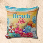Cojín De Exterior Paraguas de playa de arena<br><div class="desc">Olas en una playa de arena y bañeras de sol bajo sombrillas de colores con "Beach Life" escrito en moda,  este diseño es un divertido añadido a tu decoración de verano al aire libre. COINCIDIENDO elementos de nuestra colección.</div>
