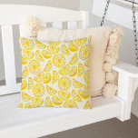 Cojín De Exterior Patrón de limón de verano<br><div class="desc">La almohada al aire libre,  vibrante y veraniega,  presenta un patrón de allover de cuñas de limón y lonchas de limón en amarillo y blanco soleado para darle un toque luminoso a su patio,  porche o zona de piscina. El patrón se repite al revés.</div>