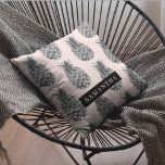 Cojín De Exterior Patrón de piña rosa y gris tropical con nombre<br><div class="desc">Patrón de piña rosa y gris tropical con nombre</div>