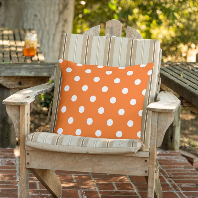 Cojín De Exterior Patrón De Polkadots Blancos En El Naranja De Calab (Silla)