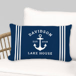 Cojín De Exterior Personalizado azul de la Marina Náutica Casa del L<br><div class="desc">La almohada de lino náutica "Lake House" está decorada con un ancla de barco de estilo costero y un diseño de rayas. Personalice el texto del personalizado con un apellido familiar casa lacustre (u otro título) con el año establecido. Combinación clásica de colores azul marino y blanco. Tejidos de almohadas...</div>