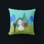 Cojín De Exterior Pilar Boda retro Pareja al aire libre<br><div class="desc">Esta almohada de Boda retro al aire libre le hará oír las campanas de los bodas. El estilo de los años 60, con un diseño de arte minimalista, cuenta con un novio y una novia en el día de su boda. La feliz pareja se ve lo suficientemente buena como para...</div>