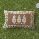Cojín De Exterior Piñas personalizadas al aire libre<br><div class="desc">Tres piñas acentúan esta almohada lumbar al aire libre,  ideal para su hogar o un regalo para un nuevo propietario personalizado con su nombre familiar en un patrón de impresión de madera trenzada. (No es madera real,  es un ilustracion impreso a todo color.)</div>