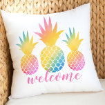 Cojín De Exterior Pineapple tropical color de agua arcoiris rosa bie<br><div class="desc">Características de almohada de estilo tropical arroja bienvenida en escritura rosa superposición a tres piñas vibrantes de color arcoiris con un aspecto de gradiente de color de corbata. Así que moda para tu casa de playa de vacaciones o decoración de casa de verano.</div>