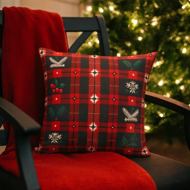 Cojín De Exterior Plaid de Navidad con Copos de Nieve y Siempreverde (Festive Christmas plaid with holly and evergreen accents.  A fun pillow for outdoor gatherings )