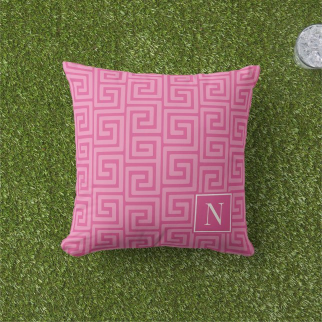 Cojín De Exterior Preppy Greek Key Monogram – Hot Pink & PInk (Césped)