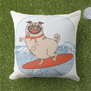 Cojín De Exterior Pug feliz montando una ola en una tabla de surf 