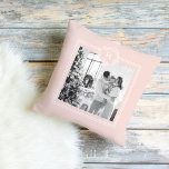 Cojín De Exterior Rosa y blanco moderno | Foto familiar | Inicial<br><div class="desc">esta moderna foto familiar en rosa y blanco exuda una sensación de unión,  amor y estilo contemporáneo. Capta un momento de alegría y unidad,  mostrando la belleza de la familia y su conexión armoniosa.</div>