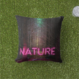 Cojín De Exterior Signo de neón magenta de la naturaleza misteriosa