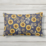 Cojín De Exterior Sunny Yellow Gold Navy Sunflowers deja el patrón<br><div class="desc">Este elegante y florido estampado de moda es perfecto para la temporada de verano. Su decoración es de color amarillo y marrón, con un diseño de girasol pintado con finas hojas de Relieve metalizado dorado impresas sobre un sencillo fondo azul marino. Este impreso es moderno, rústico y moderno. ***NOTA DE...</div>