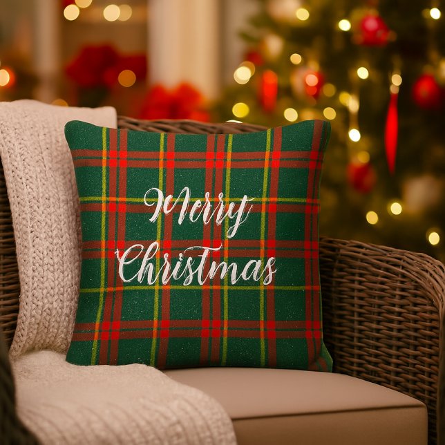 Cojín De Exterior Tartan Rojo Verde de Navidad  (Red and green tartan porch or patio pillow with Merry Christmas  slogan. )