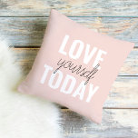 Cojín De Exterior Te Amas Positivamente Hoy Cita Rosa Pastel<br><div class="desc">Te Amas Positivamente Hoy Cita Rosa Pastel</div>
