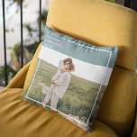 Cojín De Exterior Un regalo encantador para la familia verde fotográ<br><div class="desc">Presentamos el moderno regalo de la familia verde fotográfica! Este regalo es una manera perfecta de capturar y celebrar el amor y la unión dentro de una familia, a la vez que se añade un toque de elegancia y modernidad a cualquier decoración de casa. El regalo de la familia verde...</div>
