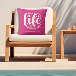 Cojín De Exterior Vida del billar rosa caliente<br><div class="desc">Haga una declaración para su casa o un regalo como regalo de diversión,  esta almohada caliente rosa al aire libre muestra su nombre familiar,  año establecido,  y "Vida de la piscina porque las playas sean saladas" en letras de moda. COINCIDIENDO elementos y más colores en nuestra colección.</div>