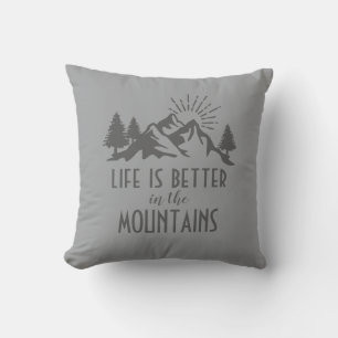 Cojín De Exterior Vida en las Montañas Rústicas es Mejor Frase Gris