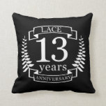 Cojín Decorativo 13 años del aniversario tradicional del boda Lace<br><div class="desc">Un diseño para celebrar los 13 años de matrimonio. El diseño tiene un diseño de laurel blanco (color tradicional) de color negro. El encaje es el regalo tradicional para esta ocasión. El texto dice 13 años de marfil. Un diseño romántico para celebrar tu décimo tercer año de matrimonio. Si quieres...</div>
